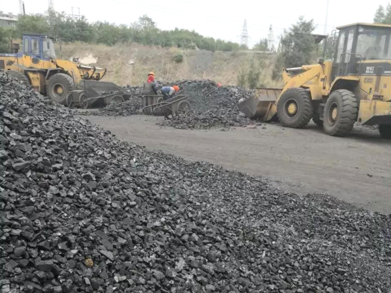 煤矸石破碎制砂現(xiàn)場.jpg