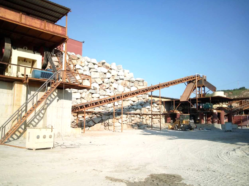 煤矸石破碎制砂現(xiàn)場.jpg